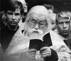 «Уходит старец, словно гаснет маяк...» «Уходит старец, словно гаснет маяк...»